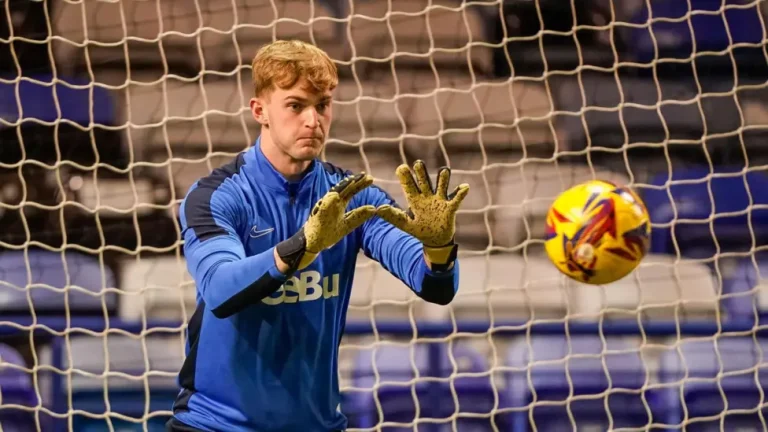 ครอว์ลีย์ เซ็นสัญญายืมตัวผู้รักษาประตู สจ๊วร์ด จากพอร์ทสมัธ