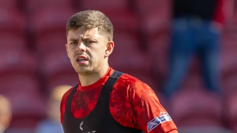 เชสเตอร์ฟิลด์เซ็นสัญญากับนักเตะฟรีเอเจนต์ ลูอิส และ สติร์ก