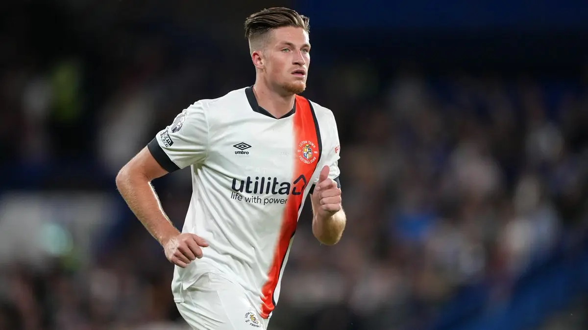 ชาร์ลตัน แอธเลติก ได้คว้าตัวเบิร์กกองหลังลูตันเข้าร่วมทีมเตะ