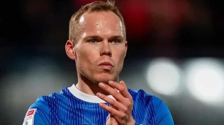 ชรูว์สบิวรี ทาว์น ทำการตกลงเซ็นสัญญา สกัลลี อดีตปีกพอร์ทสมัธ