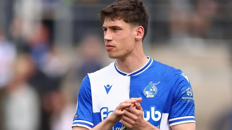 เอ็กเซเตอร์ทำสัญญาสวิงเคิลส์จากวิลล่า ขณะที่แมคโดนัลด์คัมแบค