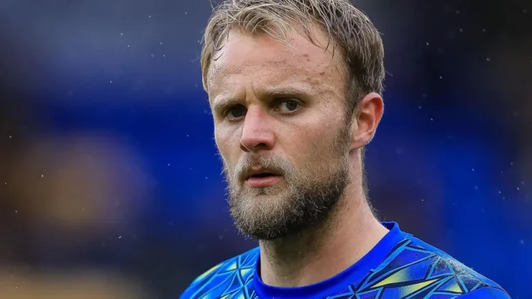 ผู้รักษาประตูวอร์ด กลับไปร่วมทีมสวินดอน ทาวน์เป็นครั้งที่สาม