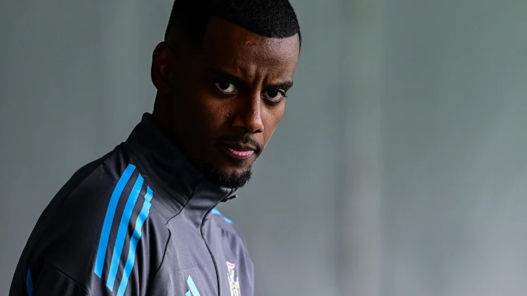 นิวคาสเซิล ต้องได้ข้อเสนอแบบไหน ถึงจะยอมขายนักเตะอิซัคตอนนี้