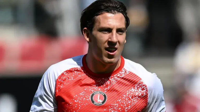 พลีมัธยืมตัว อเล็กซ์ มิตเชลล์ กองหลังจากทีมชาร์ลตัน แอธเลติก