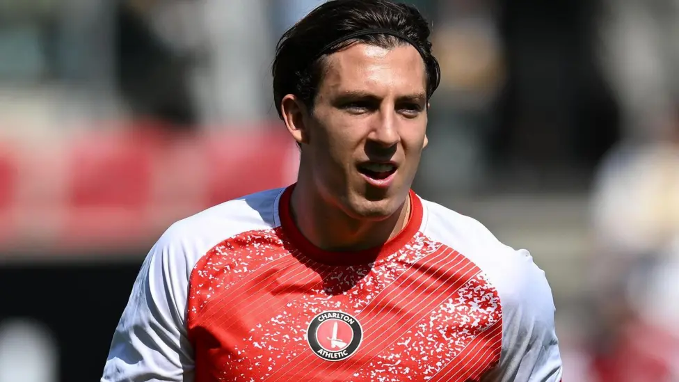 พลีมัธยืมตัว อเล็กซ์ มิตเชลล์ กองหลังจากทีมชาร์ลตัน แอธเลติก